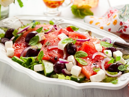 Гръцка салата с диня, сирене фета, червен лук и мента - снимка на рецептата